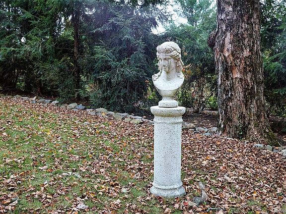 3rd image of 72 Lookout Road