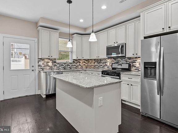 4th image of 2113 Reed St