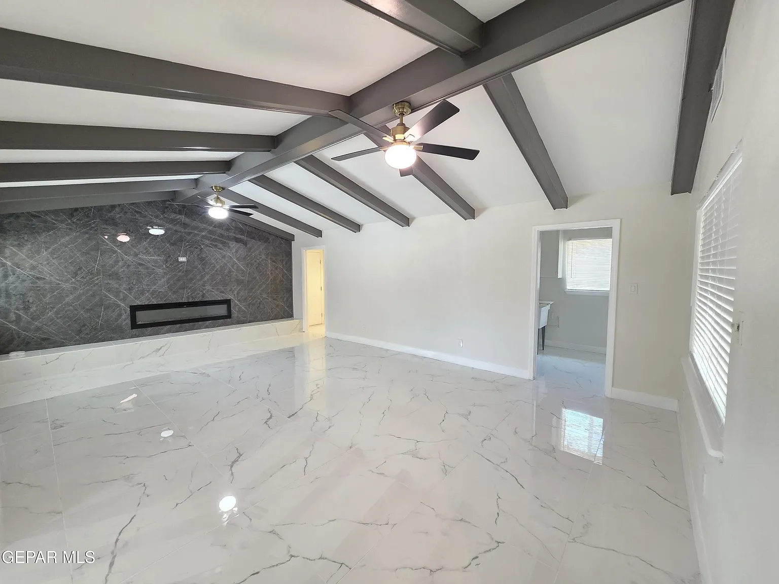 3 bed, 3.0 bath, 2260 sqft, $2,100 — Photo 3