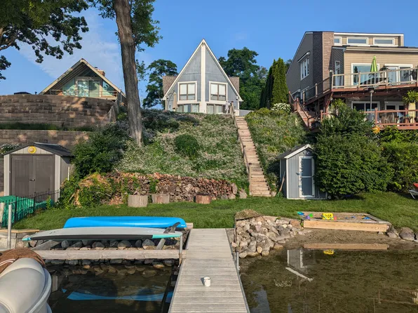 2734 Silverside Rd, Waterford, MI 48328