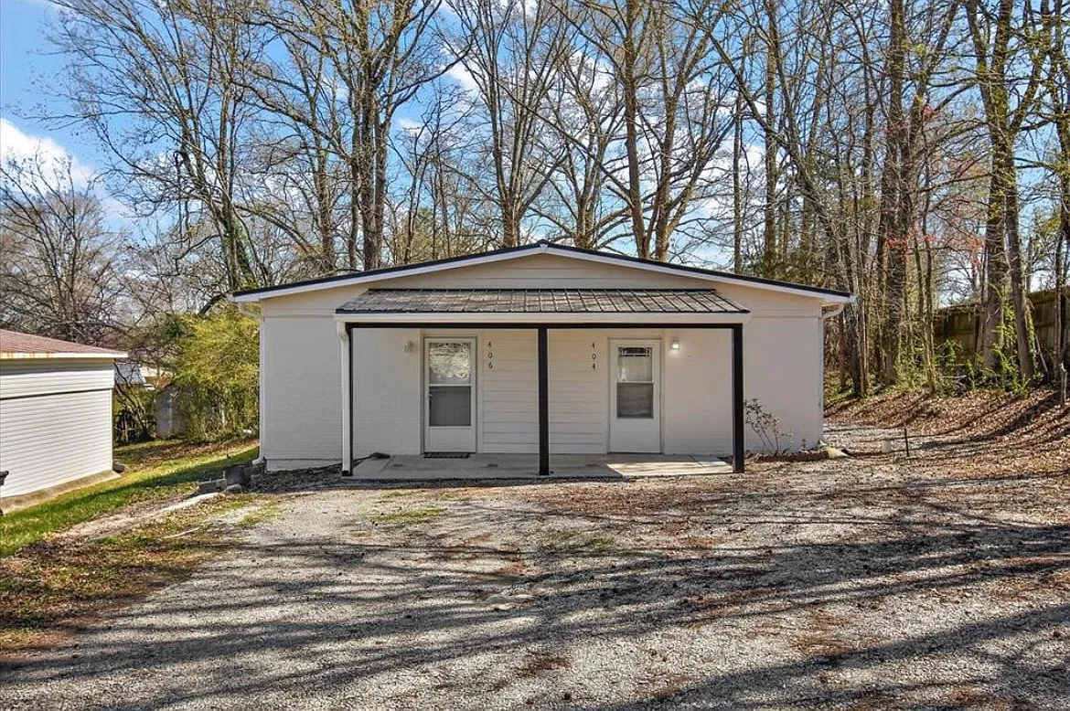 404 Chamberlain Dr — Photo 2