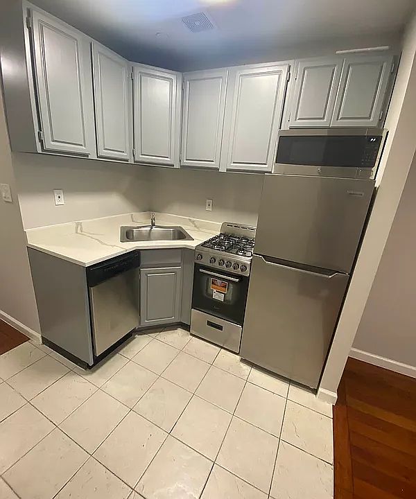 1st image of 417 W 47th St APT 3E