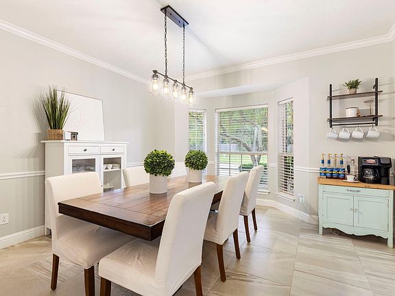 5th image of 7 S Acacia Park Cir