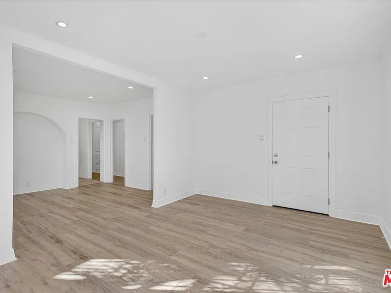 1185 S Tremaine Ave — Photo 32