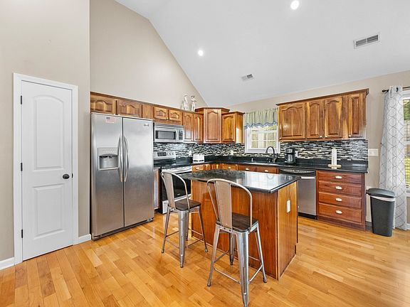 5th image of 7844 Tucker Rd
