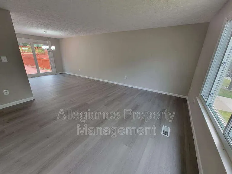 7598 Springfield Hills Dr — Photo 15