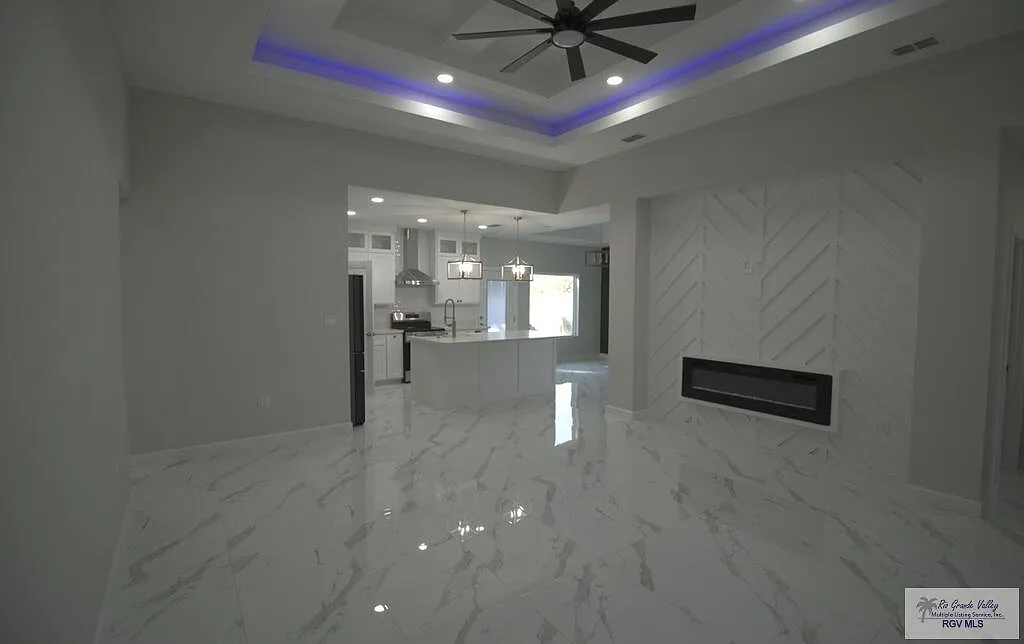 3 bed, 2.5 bath, 1817 sqft, $2,700 — Photo 2