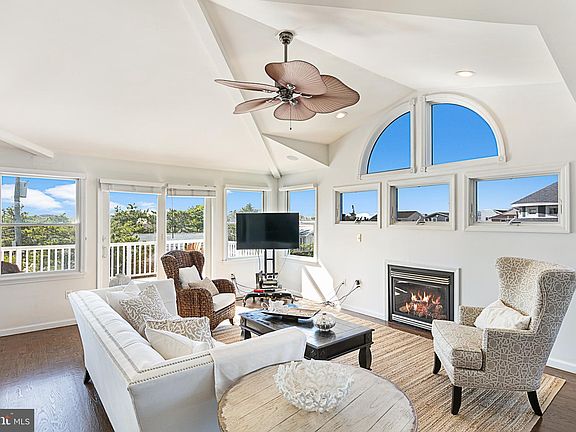 4th image of 1002 Long Beach Blvd #D
