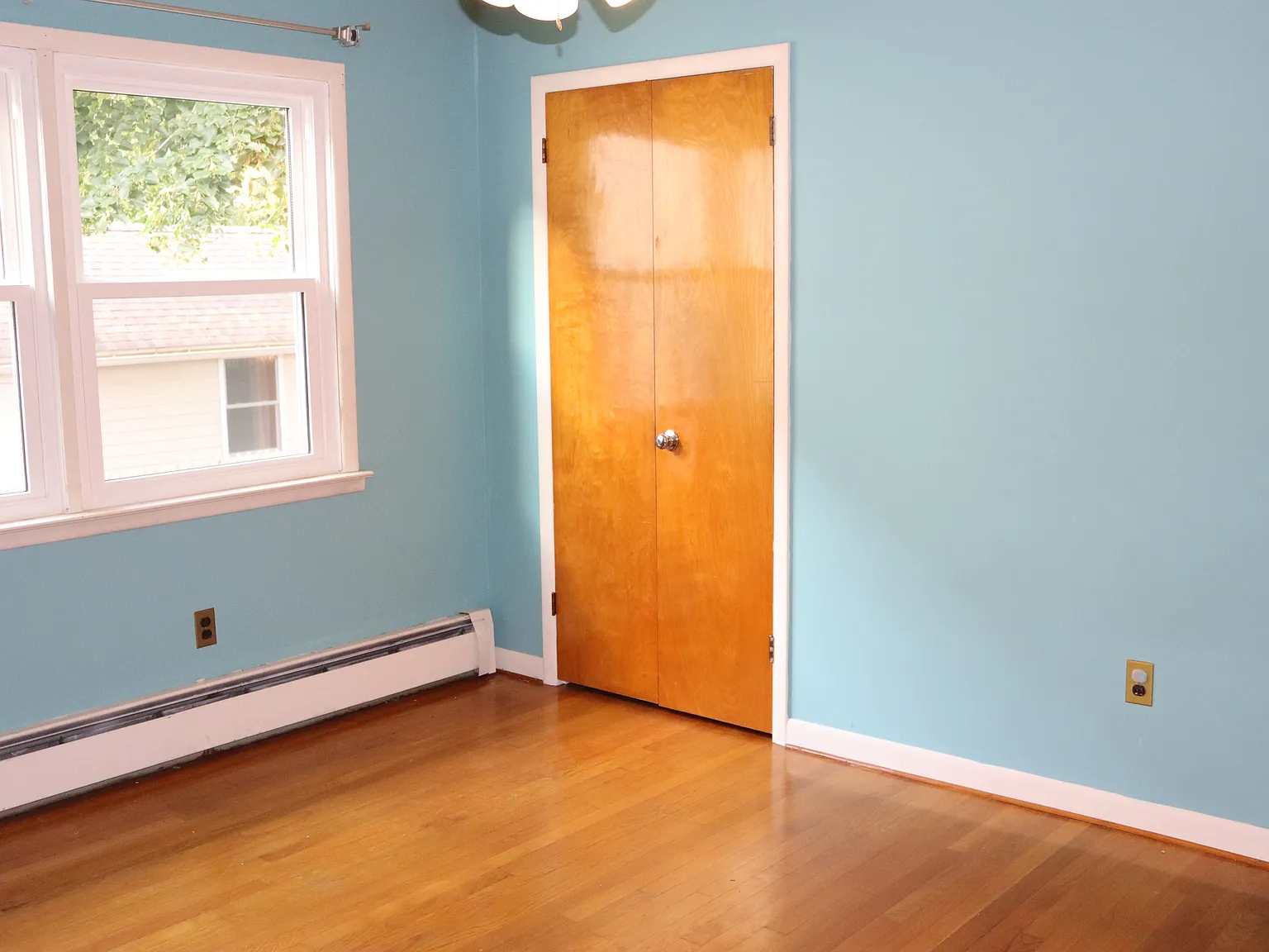 3 bed, 1.5 bath, 1036 sqft, $3,200 — Photo 4