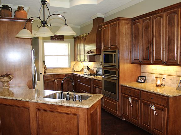 5th image of 215 Lauren Dr