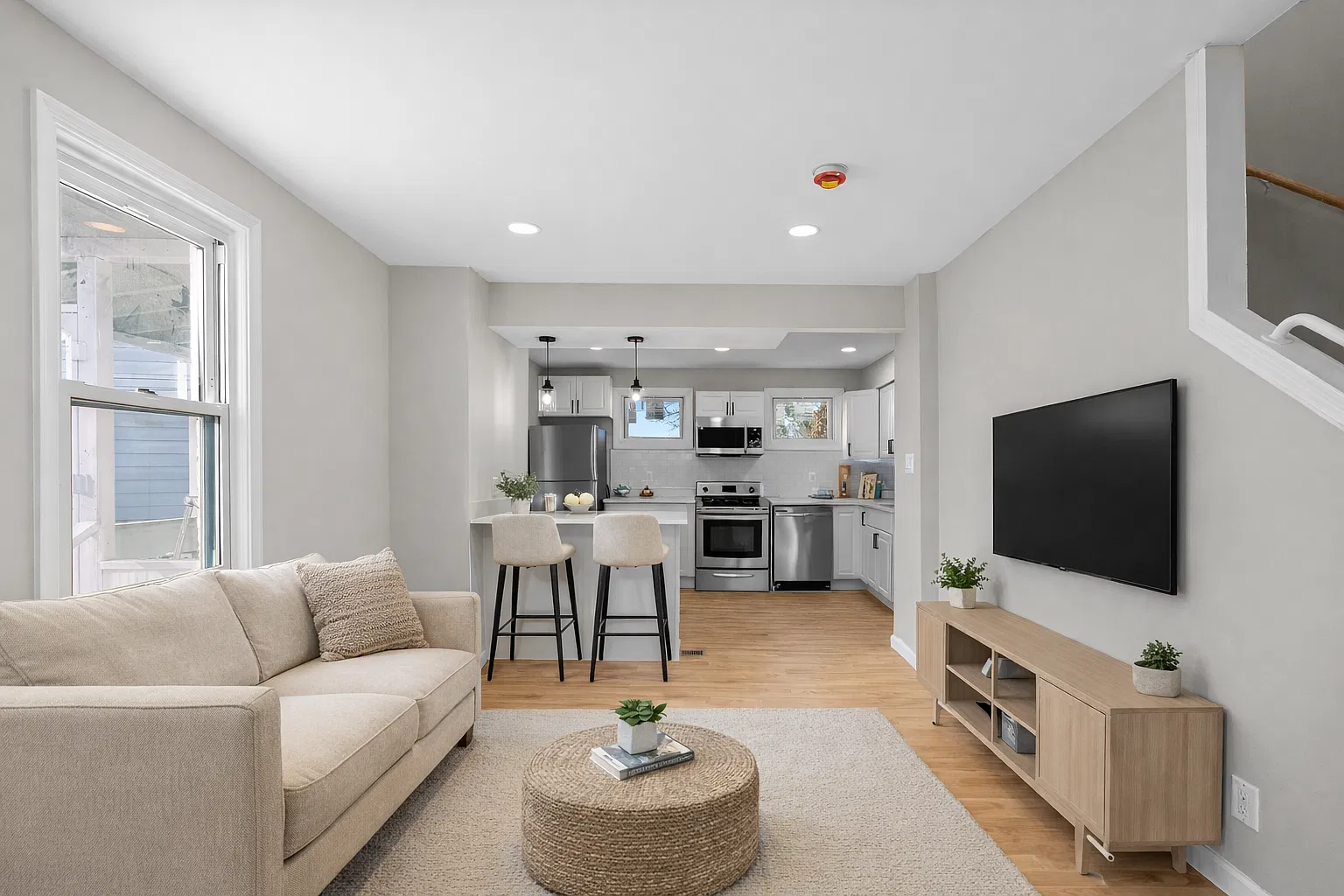 3 bed, 1200 sqft, $3,150 — Photo 1