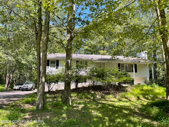 272 Stillwater Dr, Pocono Summit, PA 18346