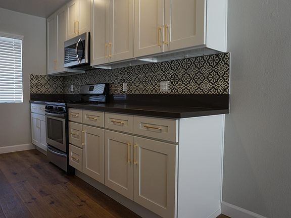4th image of 11441 Oxnard St APT 28