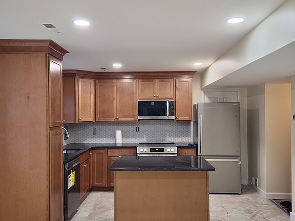 4th image of 184 Barclay Ave #1