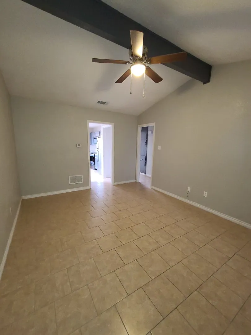 Building Photo - 305A Horseshoe Dr