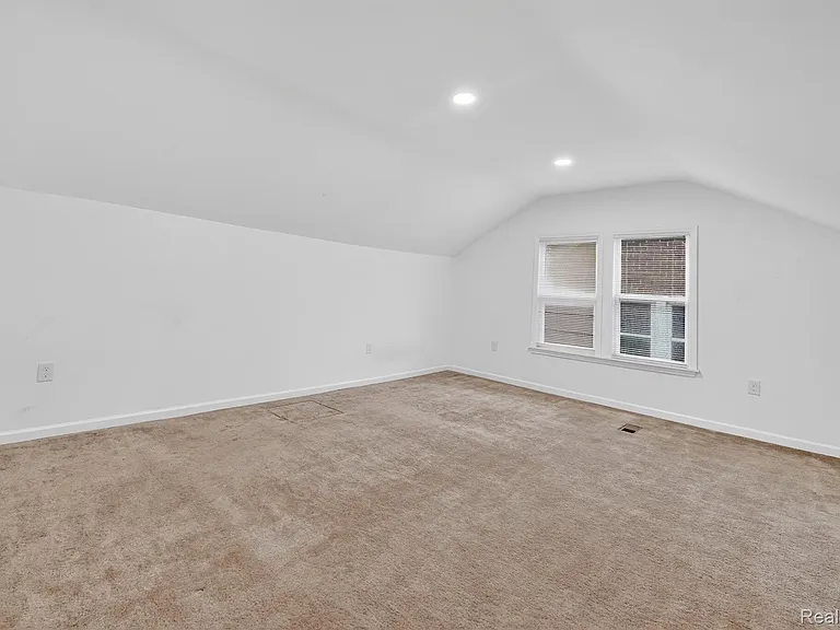 9290 Wildemere St — Photo 13