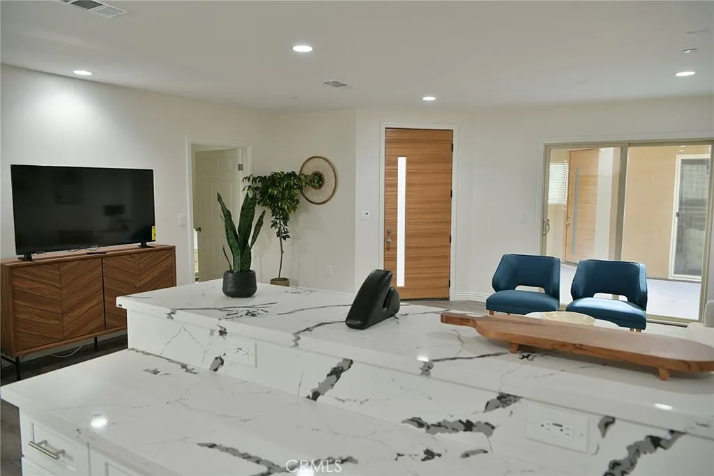 3 bed, 1795 sqft, $5,550 — Photo 4
