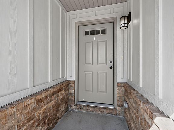 2nd image of 1481 N Lyon Avenue