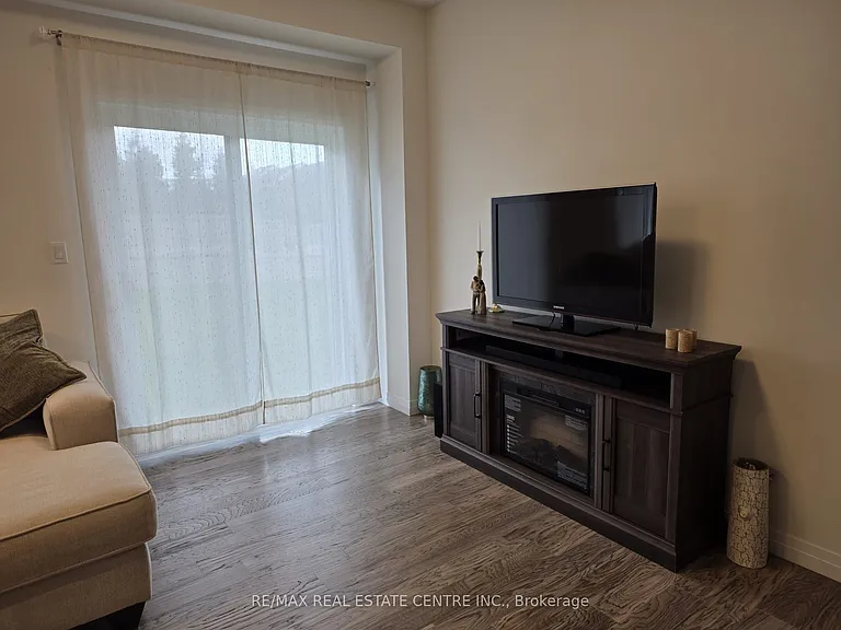 36 Queensbrook Cres — Photo 5