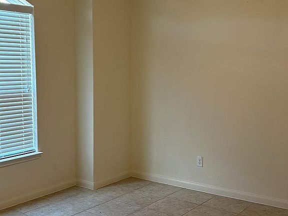 5th image of 1828 Persimmon Dr