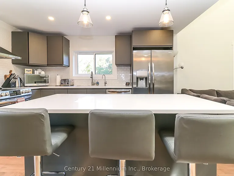 194 Escarpment Cres — Photo 11