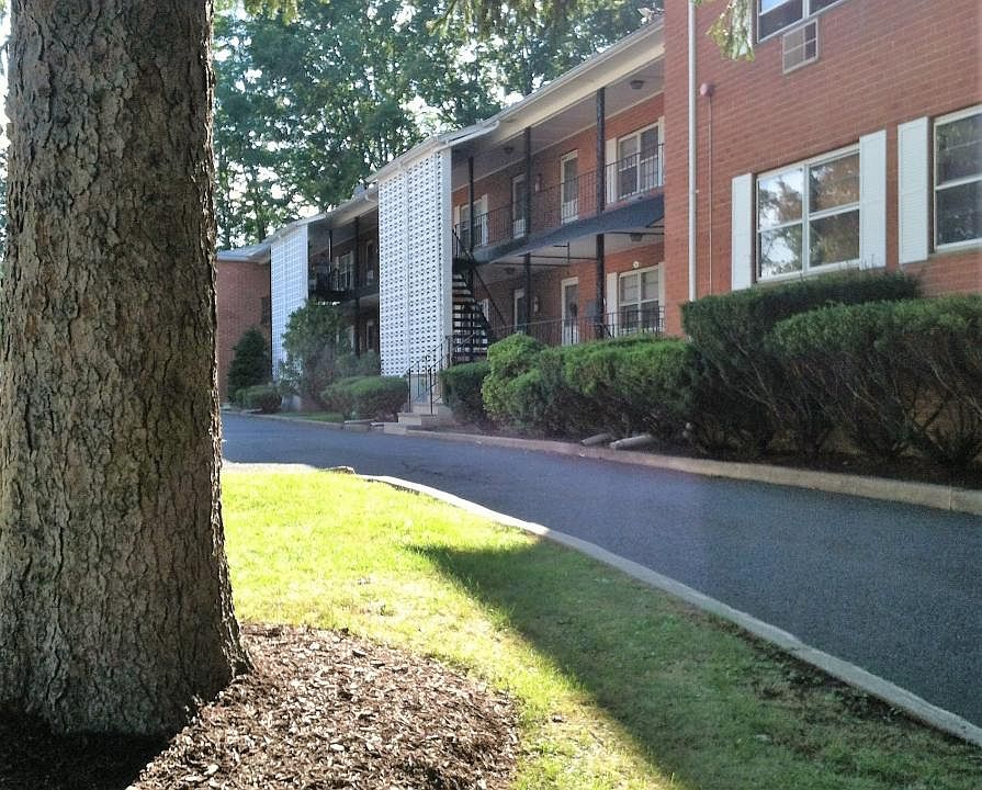 Manicured Lawns - park like setting!!