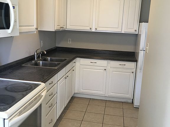 4th image of 2844 Caroline Ave