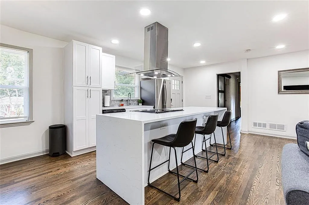 3 bed, 2.0 bath, 1077 sqft, $2,000 — Photo 1