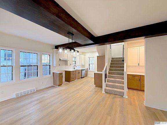 5th image of 2636 Sewell St