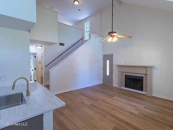 5th image of 141 Greenfield Ln