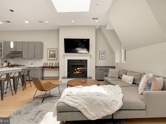 4th image of 1923 12th St NW APT 3