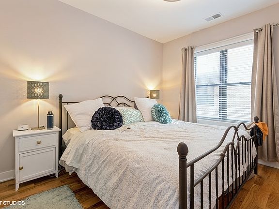 3rd image of 928 W Oakdale Ave #1N