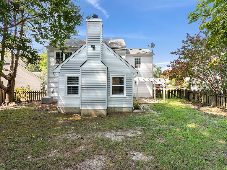 412 Peachtree Ln — Photo 23