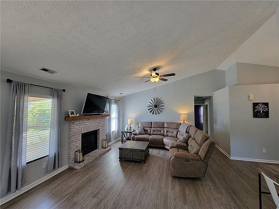 4th image of 80 Southway Dr