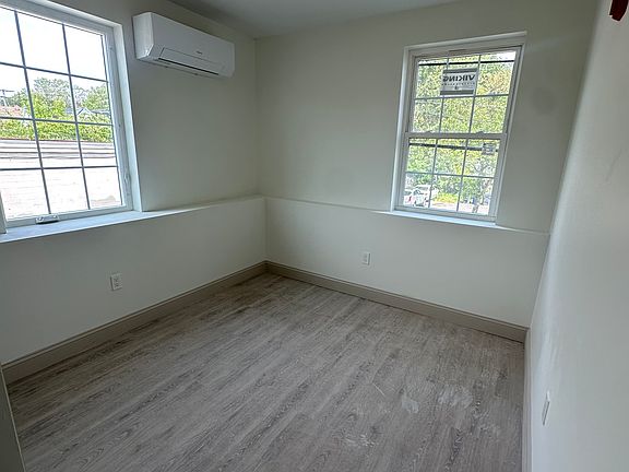 4th image of 531 Smith St #103