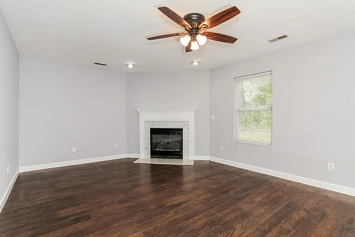 3 bed, 2.5 bath, 1260 sqft, $1,816 — Photo 2