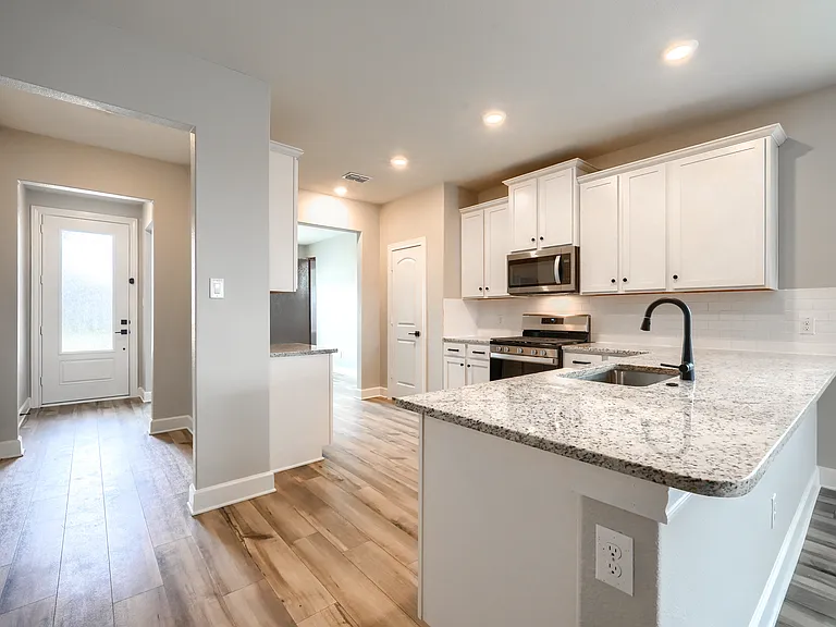 909 Emerson Dr — Photo 5