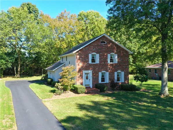 17 Forest Glen Dr, Grove City, PA 16127