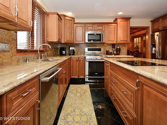 3rd image of 17556 Capistrano Ln