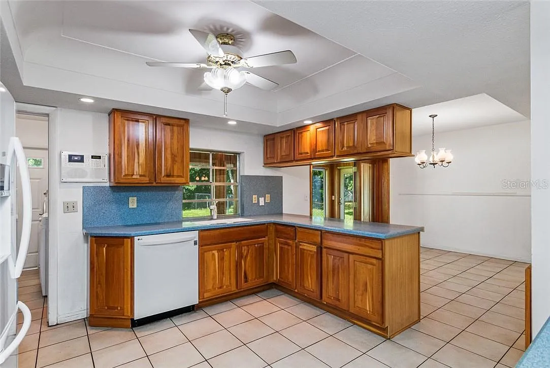 4 bed, 2.5 bath, 2603 sqft, $3,500 — Photo 2