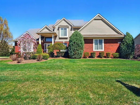 29762 Magnolia Dr, New Hudson, MI 48165