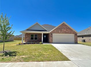 995 Garden Ln, Springdale, AR 72762