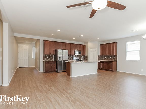 3rd image of 1533 N Banning