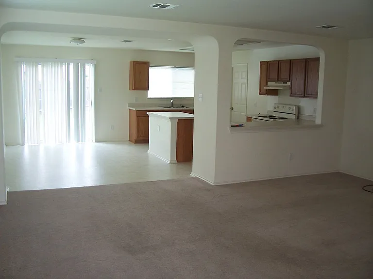 313 Edgewood Cv — Photo 3