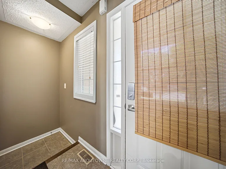 902 Gazley Cir — Photo 3