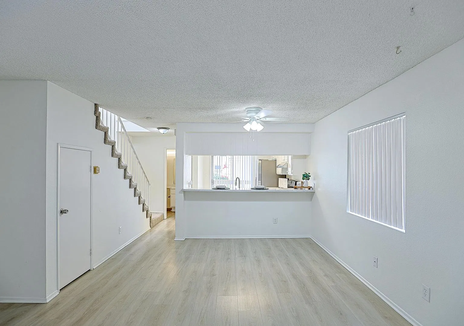 290 Victoria — Photo 1