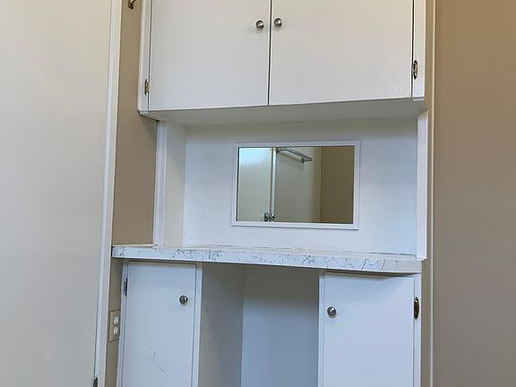 4th image of 2194 Parkwood Way