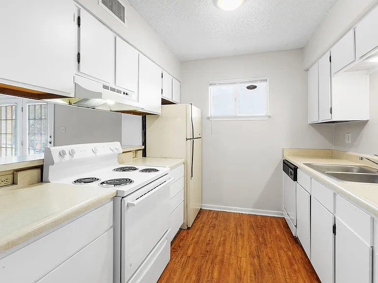 LBJ Apartments — Photo 4