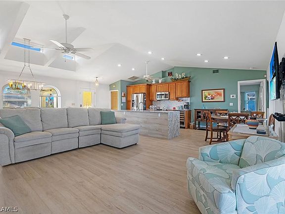 5th image of 842 SE 1st Ter