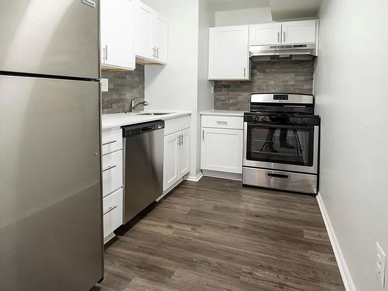 Tomlinson Court Apartments — Photo 3